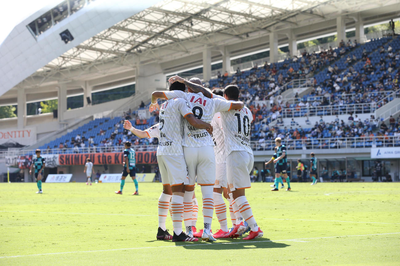 前半、清水チアゴ・サンタナのゴールが決まり喜ぶ清水イレブン（撮影・屋方直哉）