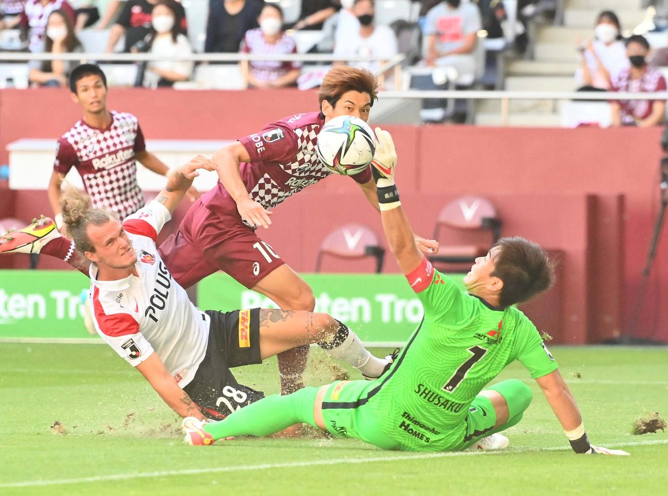 J1第31節　神戸対浦和　前半、先制ゴールを決める神戸大迫（撮影・上田博志）