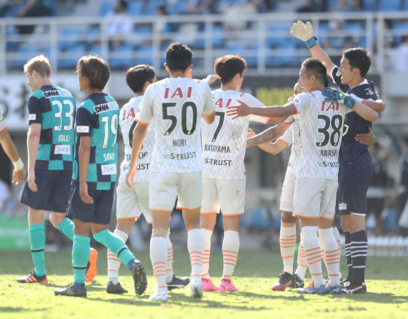 福岡対清水　福岡に勝利し喜ぶ清水イレブン（撮影・屋方直哉）