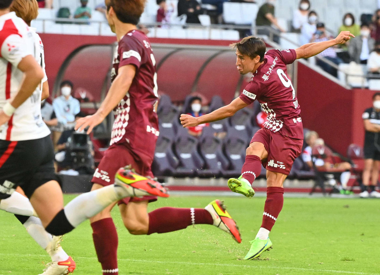 神戸対浦和　後半、ゴールを決める神戸クルキッチ（撮影・上田博志）