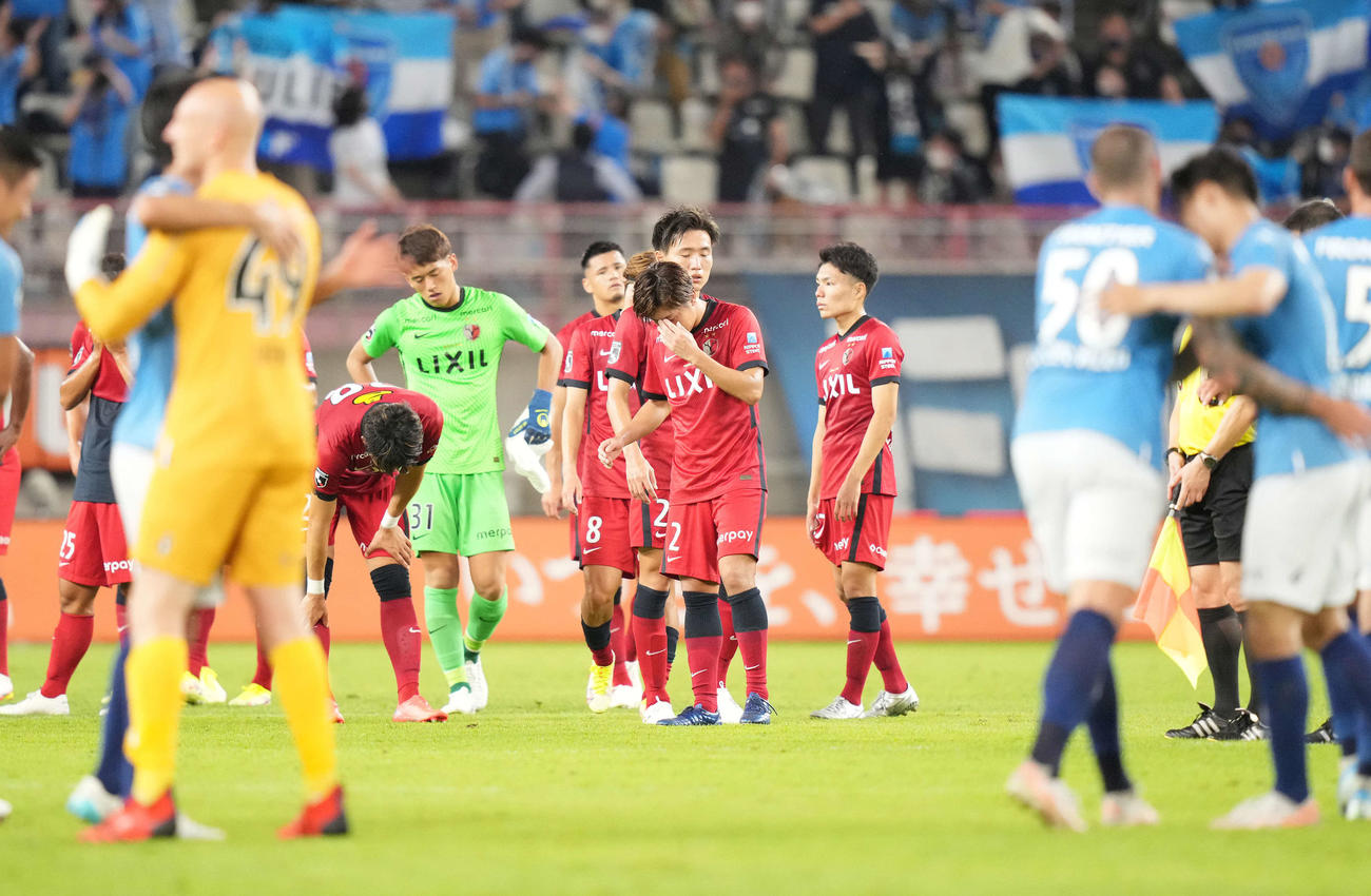 鹿島対横浜FC　横浜FCに敗れ肩を落とす鹿島イレブン（撮影・鈴木みどり）
