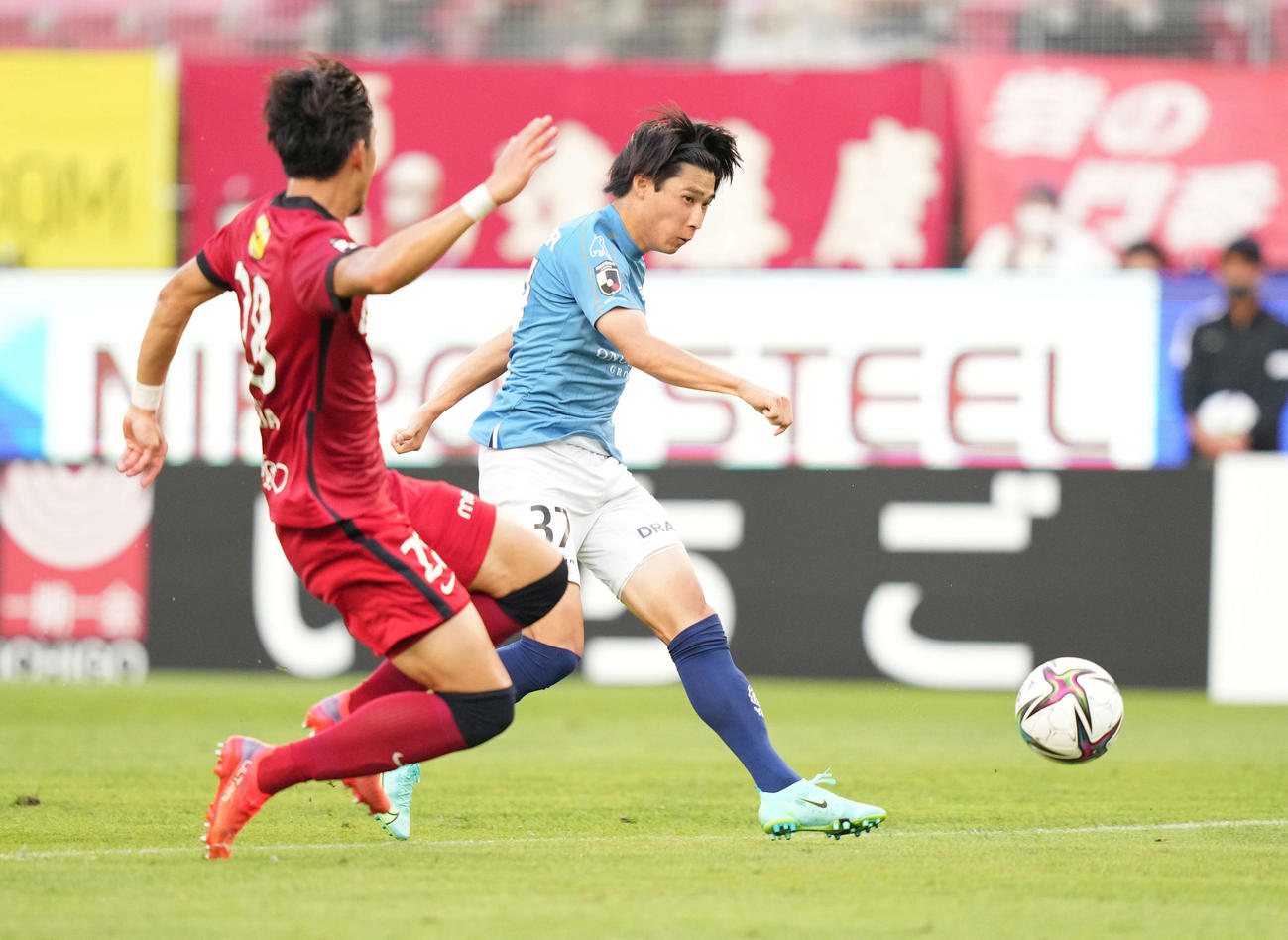 鹿島対横浜FC　前半、シュートを放つ横浜FC松尾（右）（撮影・鈴木みどり）