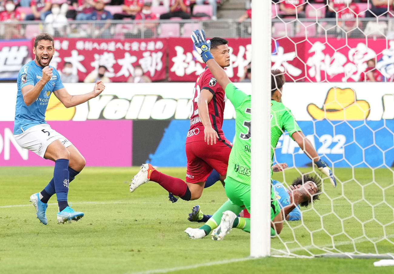 鹿島対横浜FC　前半、ゴールを決める横浜FCジャーメイン（下）（撮影・鈴木みどり）