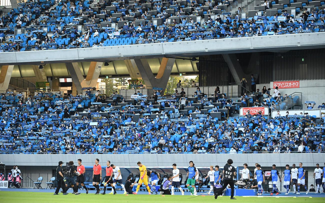 川崎対東京　タオルを掲げる川崎サポーター（撮影・横山健太）
