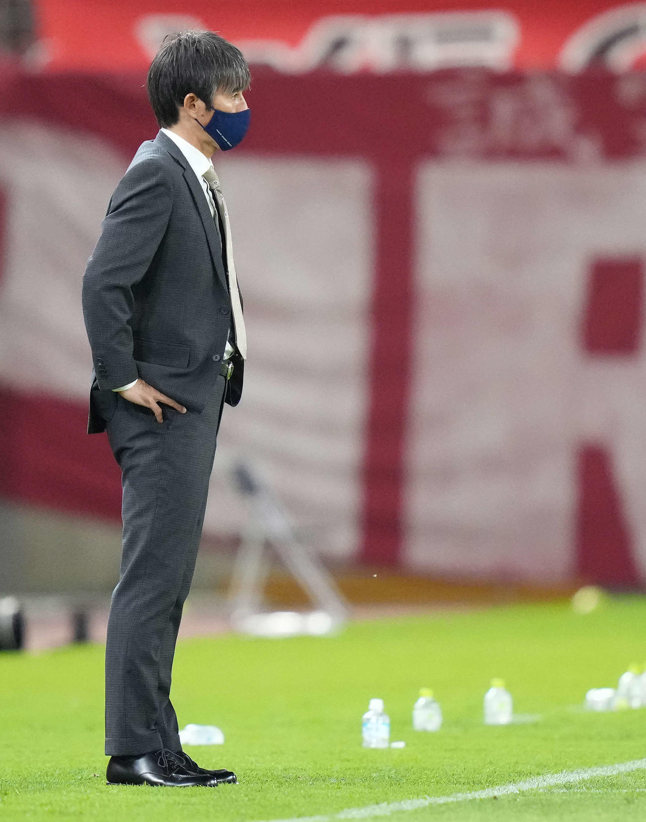 鹿島対横浜FC　横浜FCに敗れ、ぼうぜんとする鹿島相馬監督（撮影・鈴木みどり）