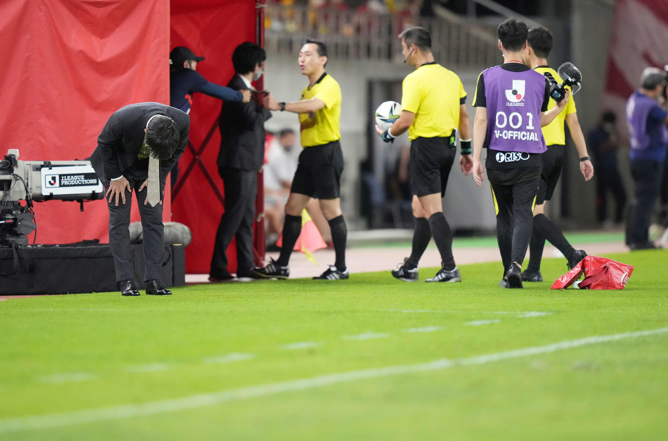 鹿島対横浜FC　横浜FCに敗れ、サポーターに頭を下げる鹿島相馬監督（左）（撮影・鈴木みどり）
