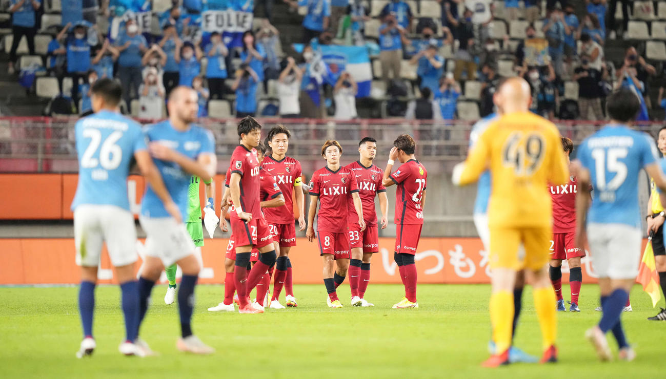 鹿島対横浜FC　横浜FCに敗れ肩を落とす鹿島イレブン（撮影・鈴木みどり）