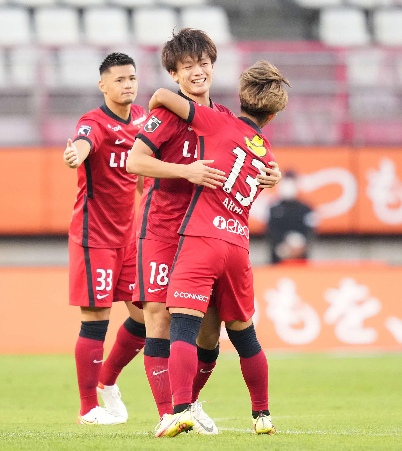 鹿島対横浜FC　後半、ゴールを決め荒木（右）と抱き合って喜ぶ鹿島上田（中央）（撮影・鈴木みどり）