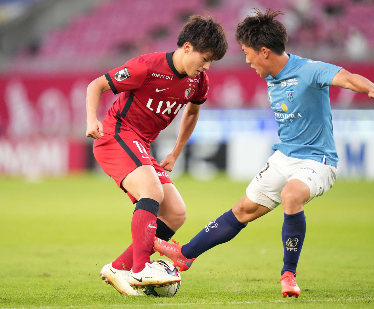 鹿島対横浜FC　後半、果敢に攻め込む鹿島上田（左）（撮影・鈴木みどり）