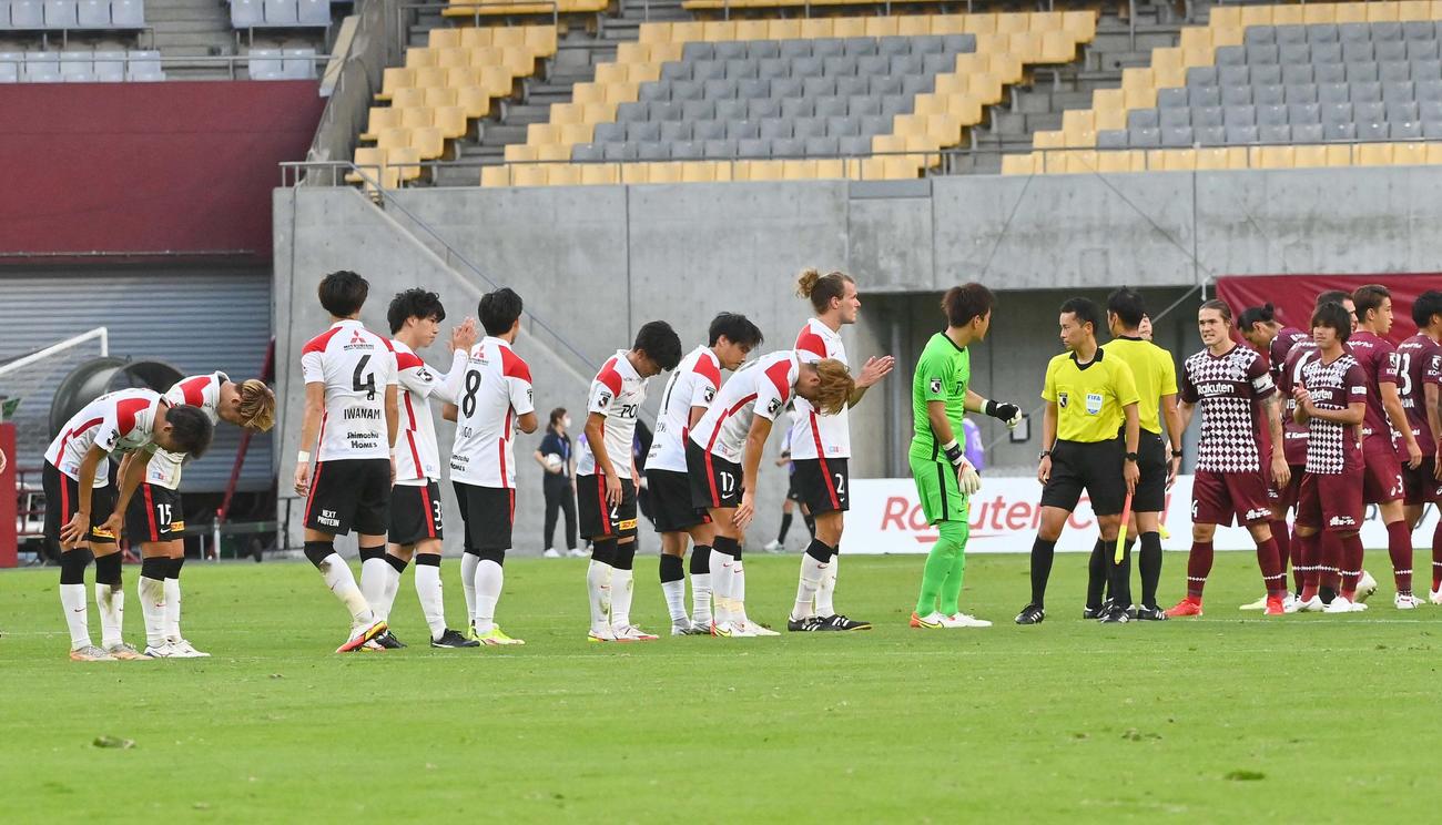 J1第31節　神戸対浦和　神戸に敗れサポーターに頭を下げる浦和イレブン（撮影・上田博志）
