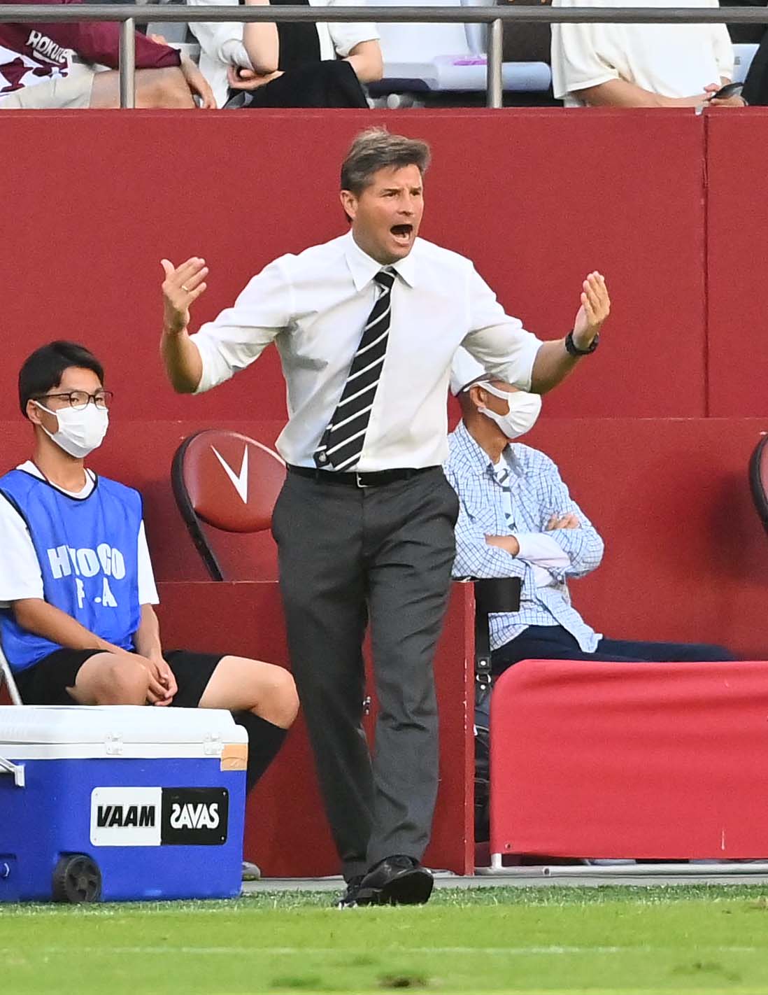 J1第31節　神戸対浦和　選手に大声で指示を出す浦和ロドリゲス監督（撮影・上田博志）