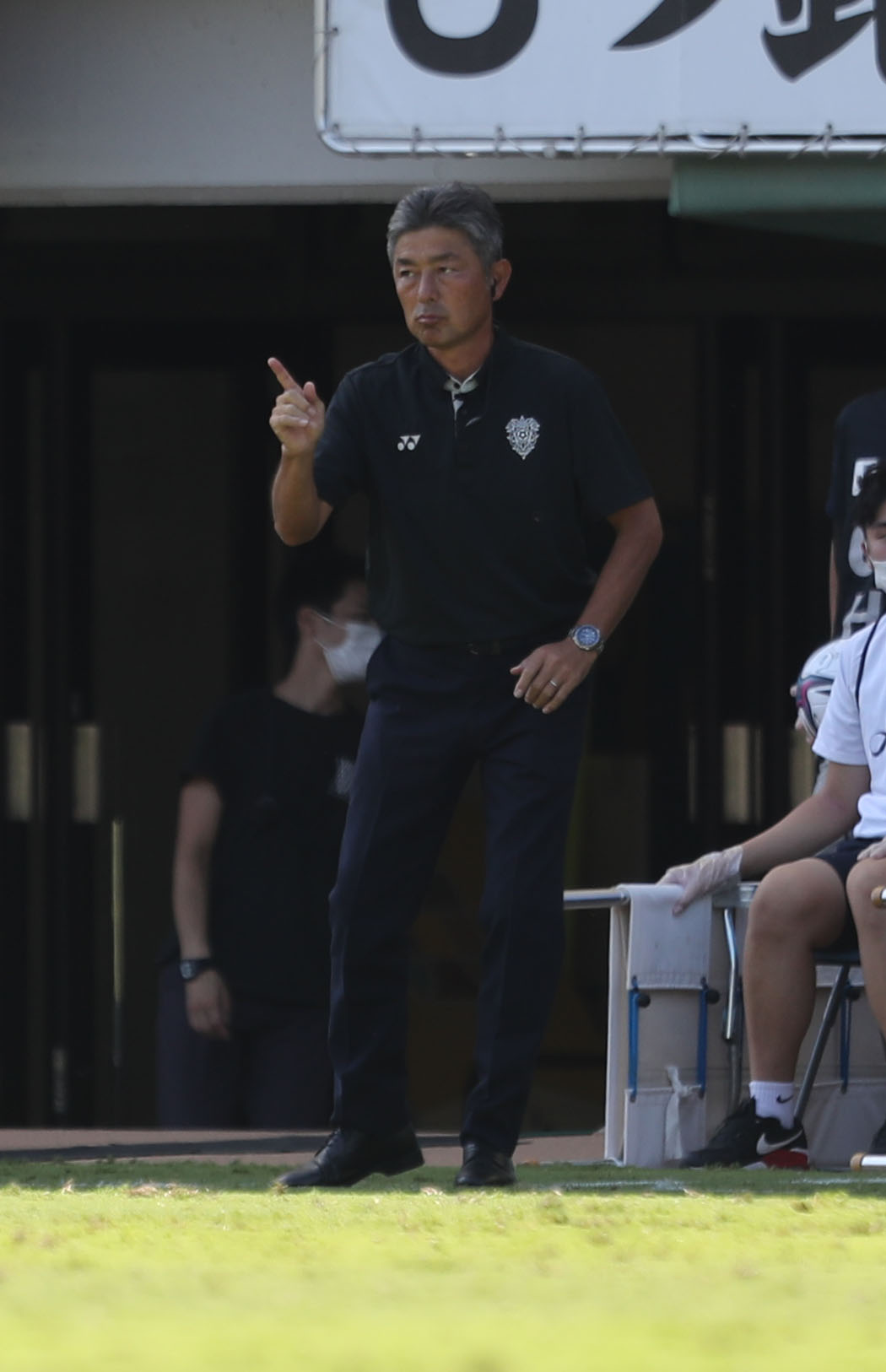 福岡対清水　指示を出す福岡長谷部監督（撮影・屋方直哉）