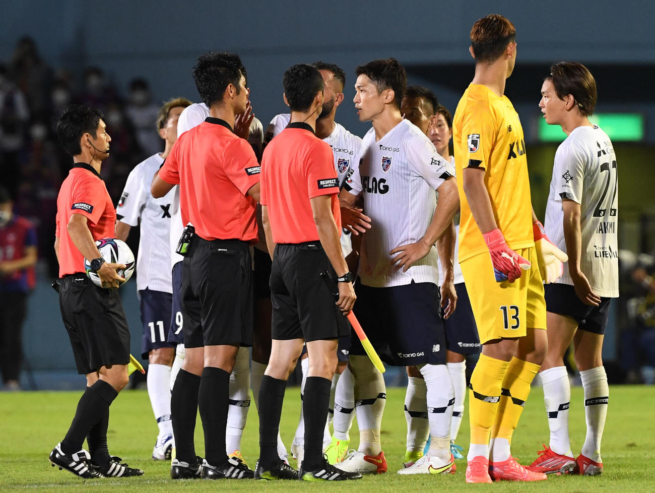 川崎対東京　試合後、審判に抗議する森重（中央）ら東京イレブン（撮影・横山健太）