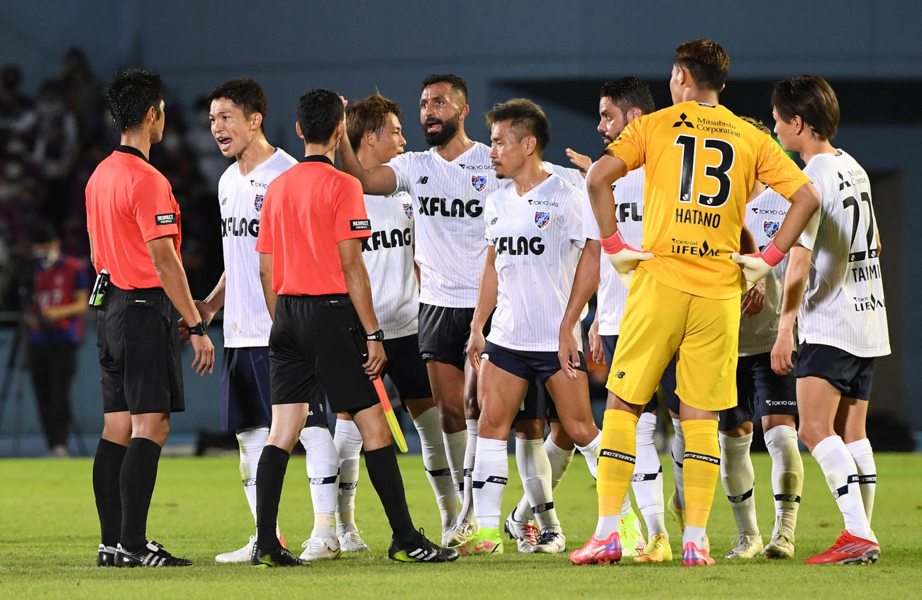 川崎対東京　試合後、審判に抗議する森重（左から2人目）ら東京イレブン（撮影・横山健太）