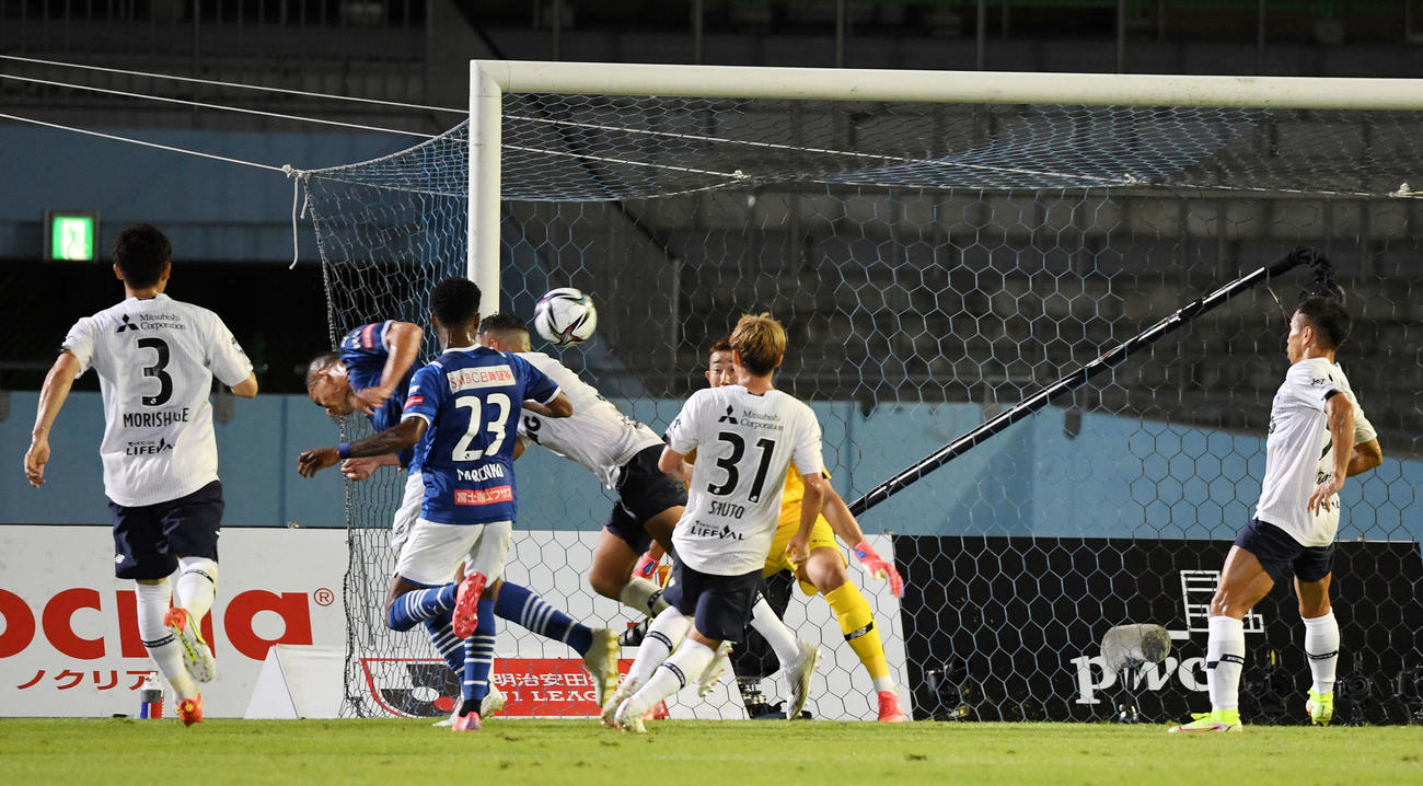 川崎F対東京　前半、ゴールを決める川崎Fレアンドロ・ダミアン（左から2人目）（撮影・横山健太）