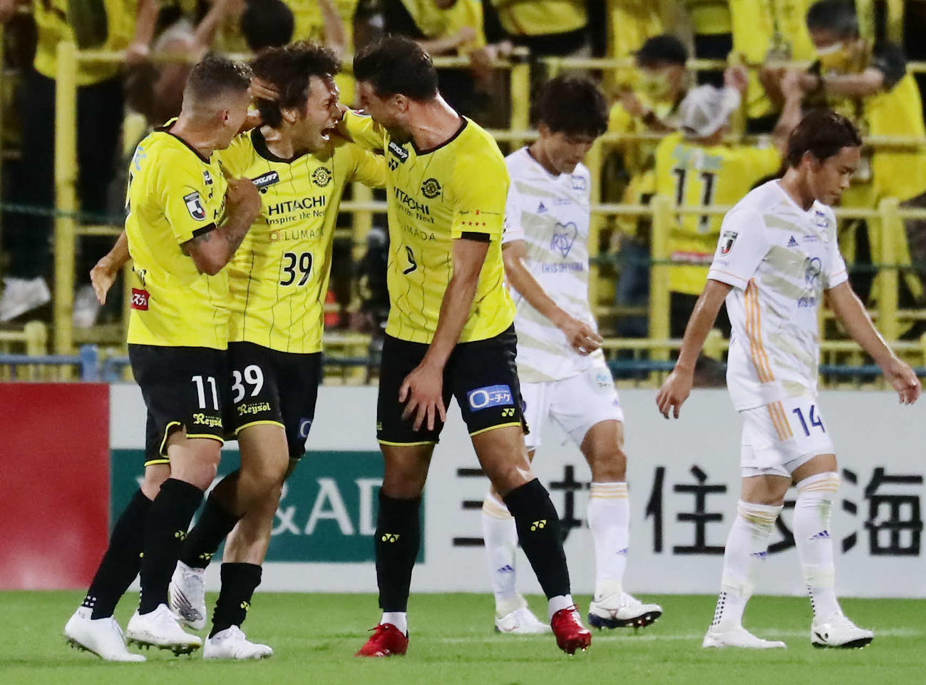 柏対仙台　後半、同点ゴールを決めて喜ぶ柏神谷（中央）と駆け寄るマテウス・サヴィオ（左）とクリスティアーノ（撮影・丹羽敏通）