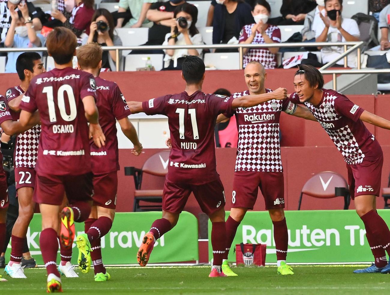 神戸対浦和　前半、フリーキックでゴールを決めて喜ぶ神戸イニエスタ（右から2人目）（撮影・上田博志）