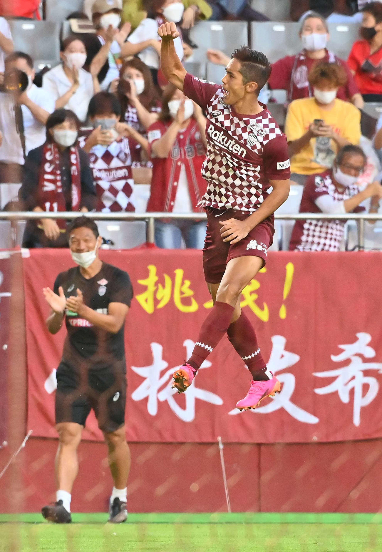 神戸対浦和　後半、3戦連続のゴールを決めた神戸武藤は飛び跳ねてガッツポーズ（撮影・上田博志）