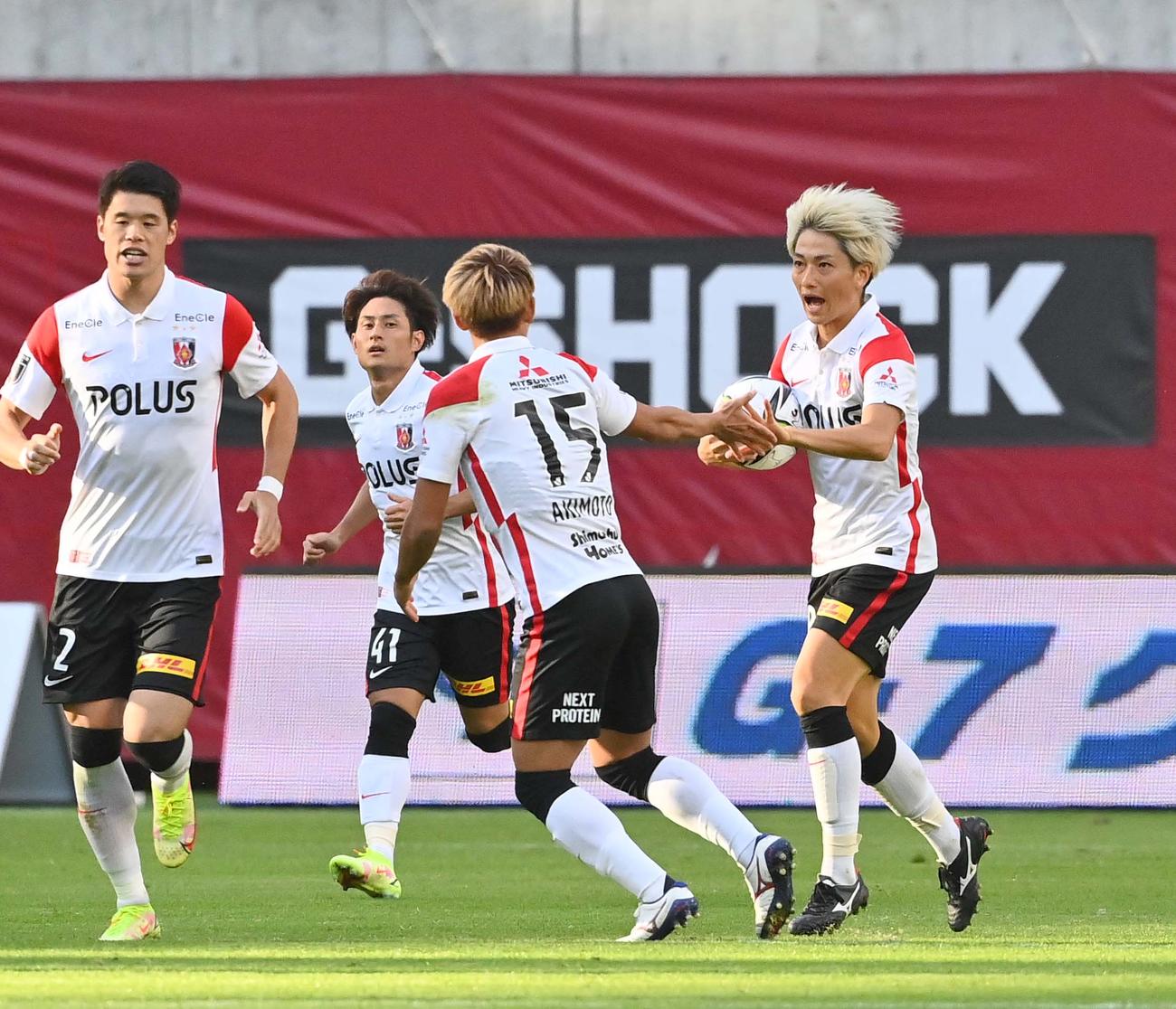 J1第31節　神戸対浦和　後半、ゴールを決める浦和小泉（右）（撮影・上田博志）