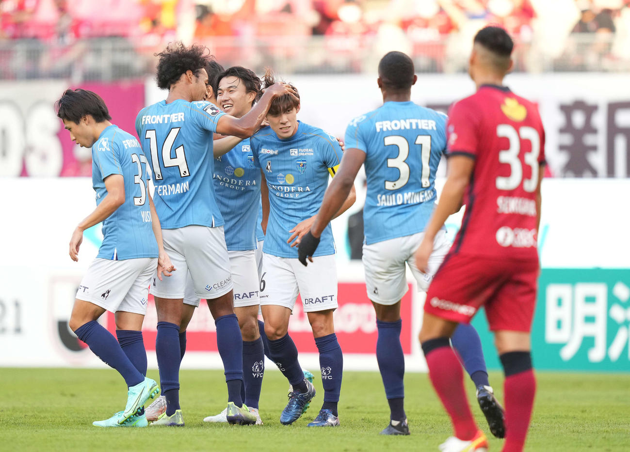 鹿島対横浜FC　前半、直接FKを決めた横浜FC瀬古（中央）は喜ぶ（撮影・鈴木みどり）
