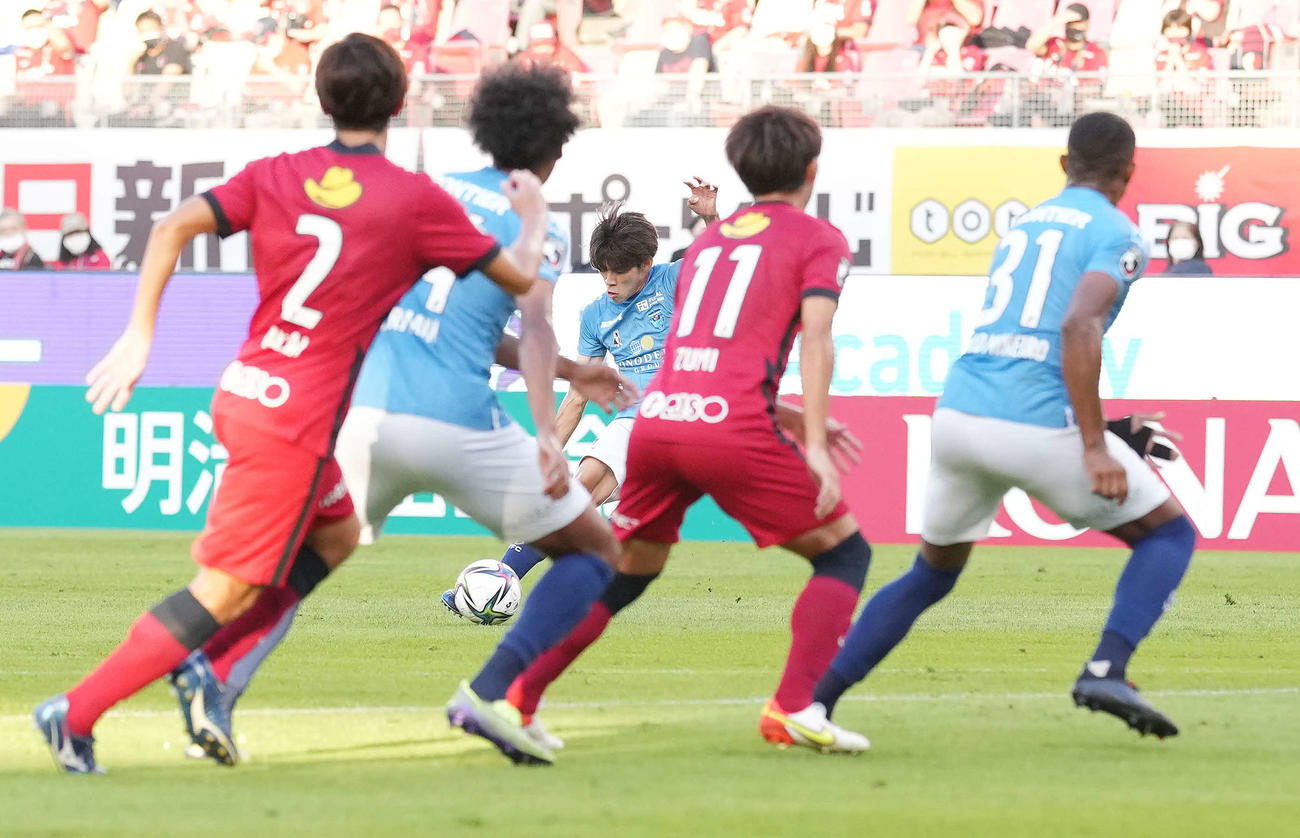鹿島対横浜FC　前半、直接FKを決める横浜FC瀬古（奥）（撮影・鈴木みどり）