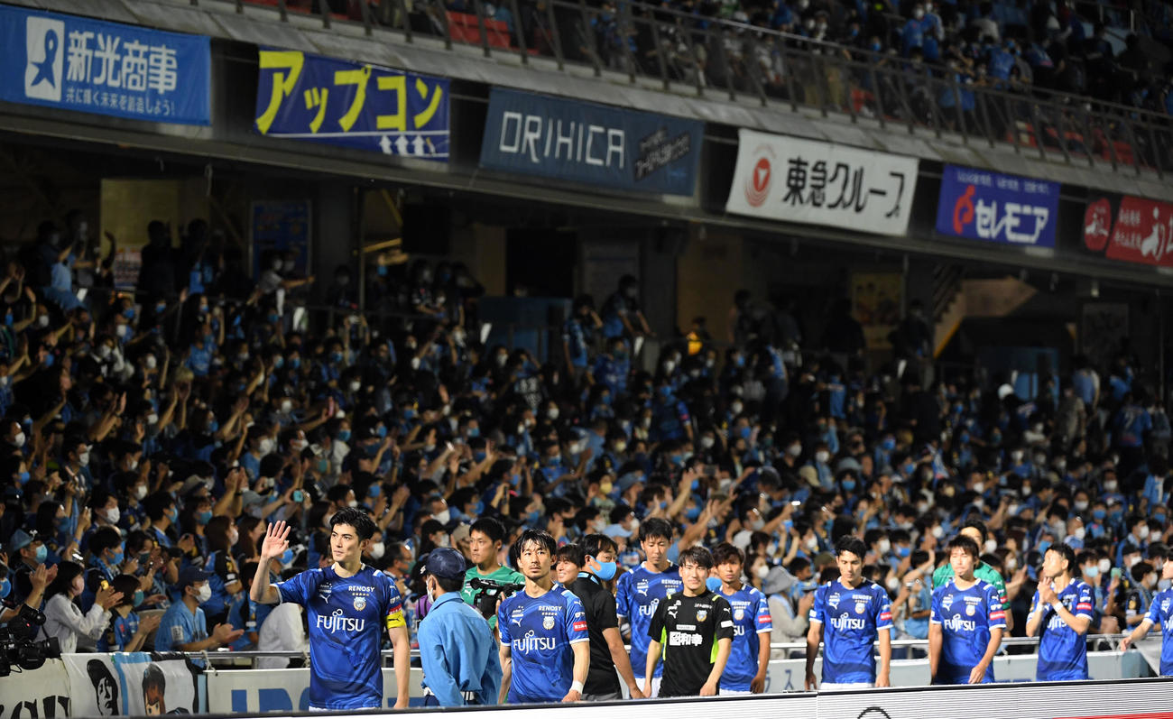 川崎対東京　試合後、サポーターにあいさつする川崎イレブン（撮影・横山健太）