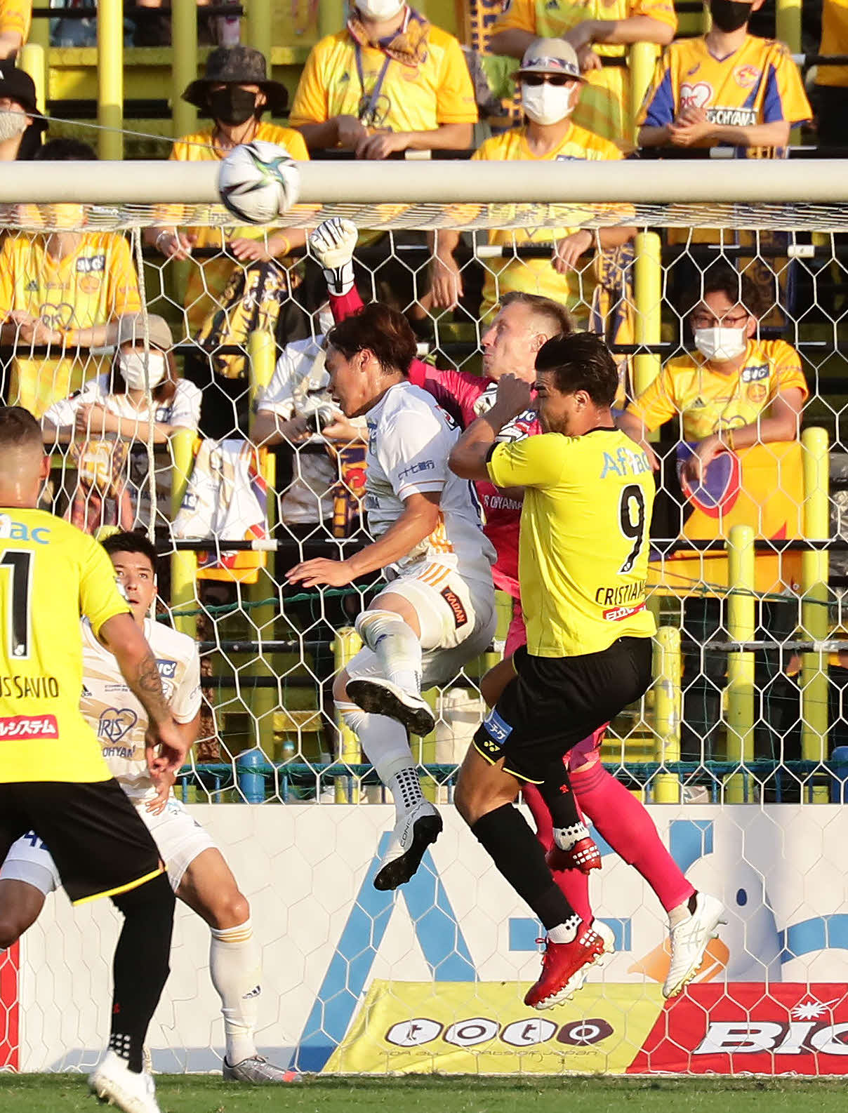 柏対仙台　前半、柏クリスティアーノ（右）と競りながらパンチングで防ぐ仙台GKヤクブ・スウォビィク（撮影・丹羽敏通）