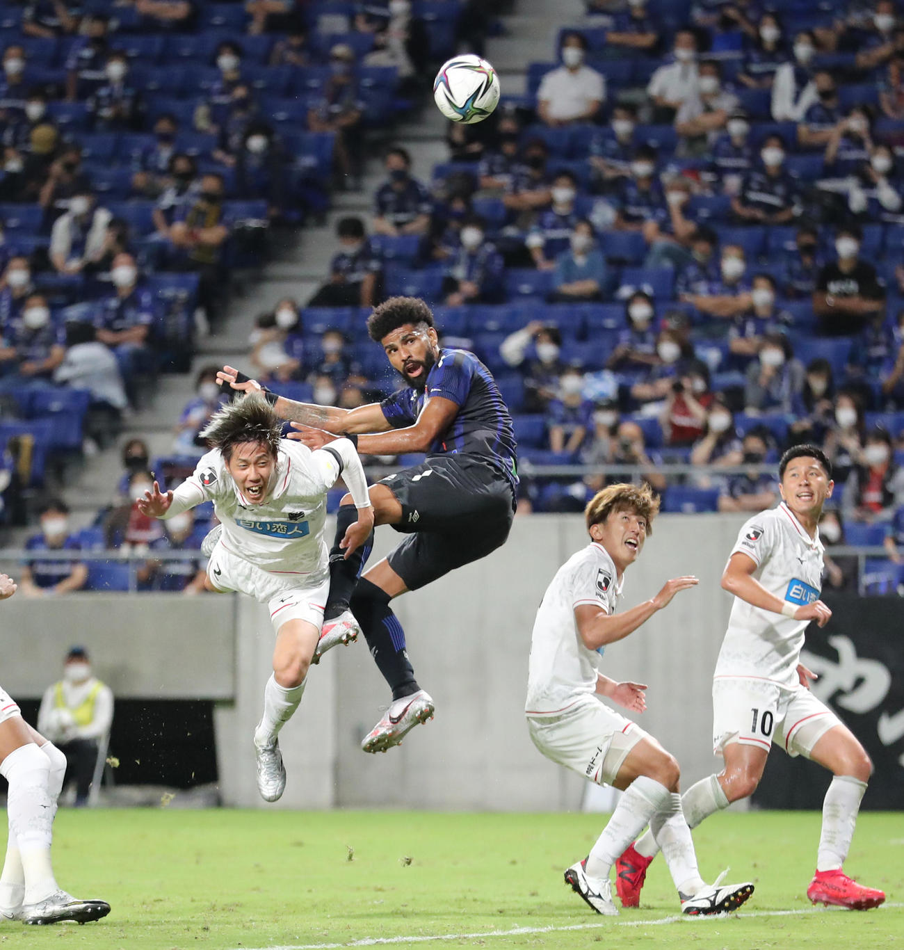 G大阪対札幌　後半、FKを頭で合わせゴールを決めるG大阪パトリック（左から2人目）（撮影・清水貴仁）