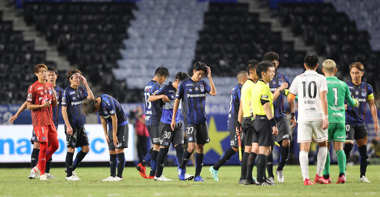 G大阪対札幌　5失点での敗戦のぼうぜんとするG大阪の選手たち（撮影・清水貴仁）