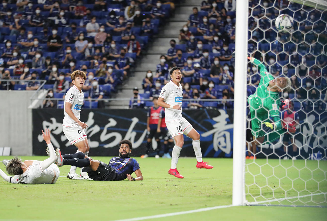 G大阪対札幌　後半20分、FKから頭で合わせ1点を返すG大阪パトリック（左から3人目）（撮影・清水貴仁）