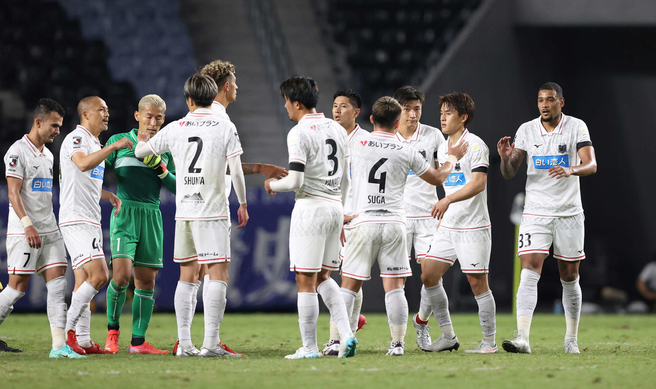 G大阪対札幌　G大阪に大勝しタッチを交わす札幌の選手たち（（撮影・清水貴仁）