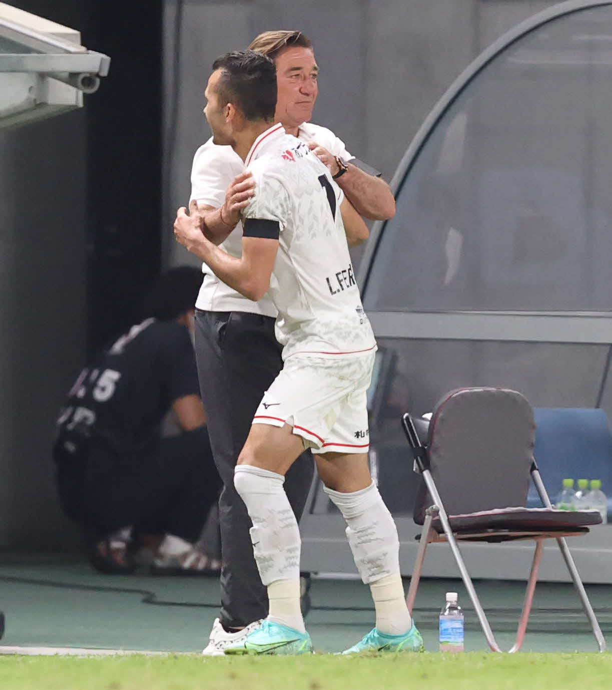G大阪対札幌　前半、チーム2点目を決めた札幌フェルナンデス（手前）とタッチを交わすペトロビッチ監督（撮影・清水貴仁）