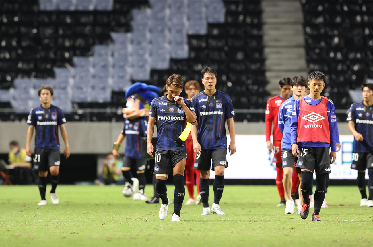 G大阪対札幌　5失点での敗戦でサポーターにあいさつするG大阪の選手たち（撮影・清水貴仁）