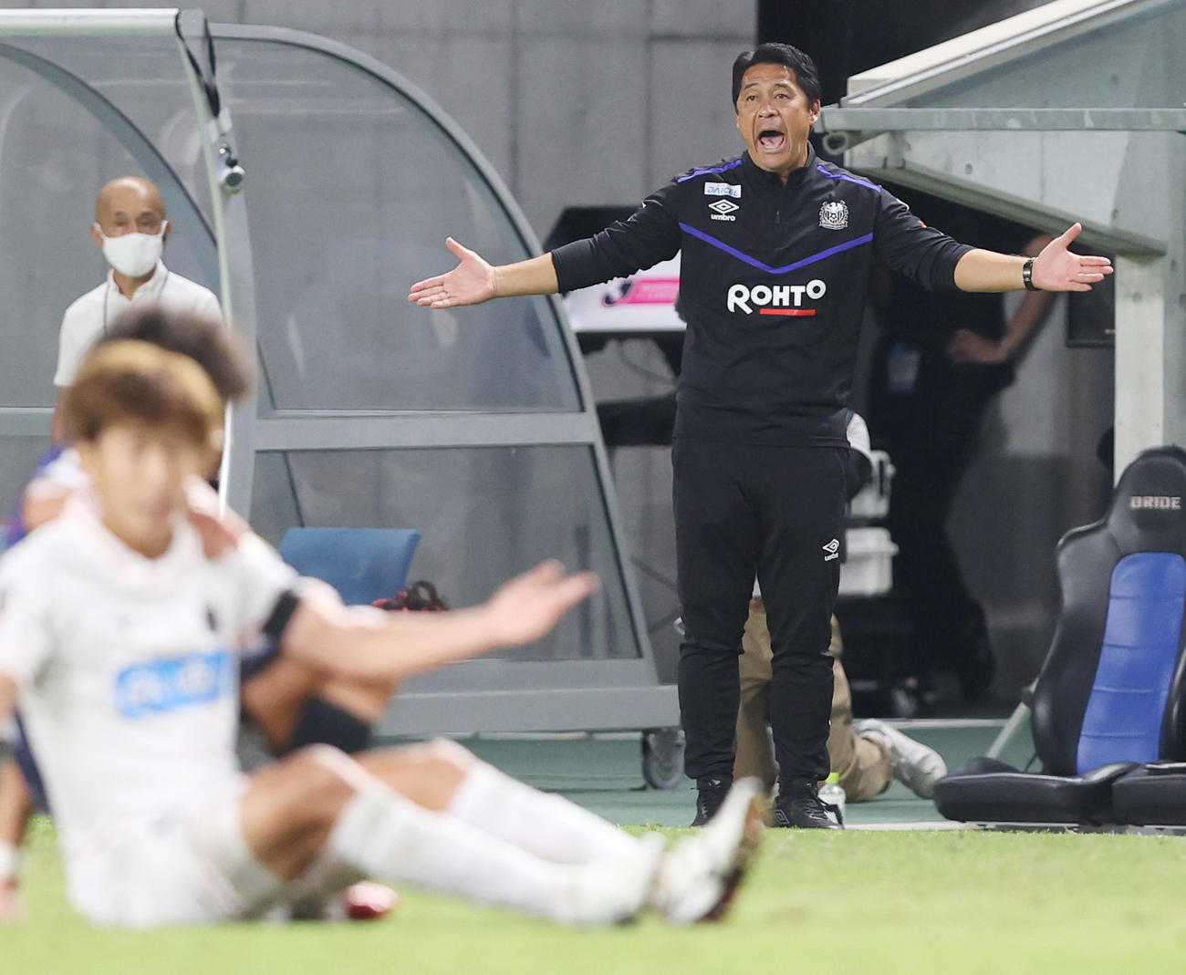 G大阪対札幌　後半、味方選手が倒され声を上げるG大阪松波監督（撮影・清水貴仁）