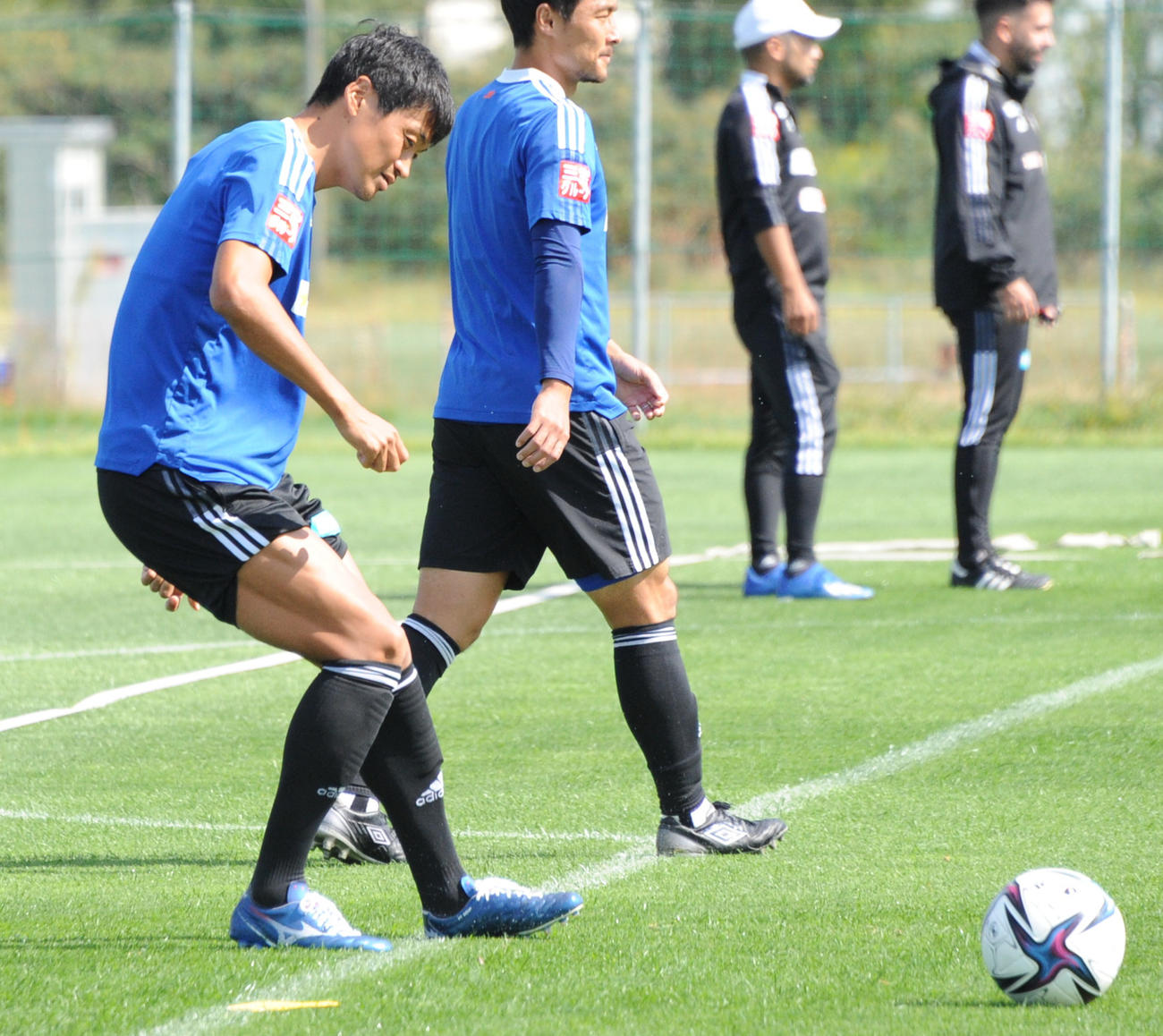 感覚を確かめるように丁寧にパスを出す千葉