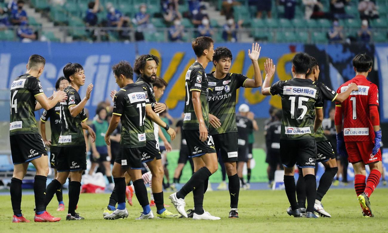 C大阪に勝利した大分イレブン（共同）