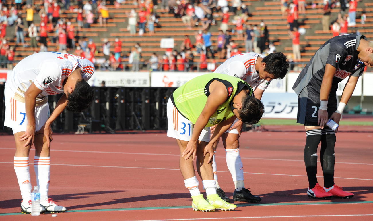 試合終了後、サポーターに頭を下げる新潟イレブン