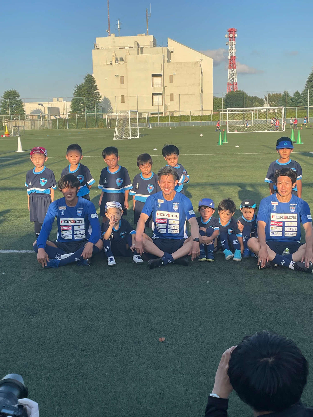 子どもたちと記念撮影に応じる横浜FC中村（前列左）、カズ（同中央）、FW渡辺