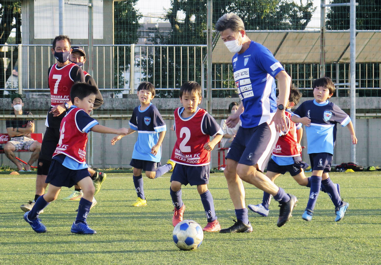 ミニゲームで子どもたちと交流する横浜FC三浦（手前右＝共同）
