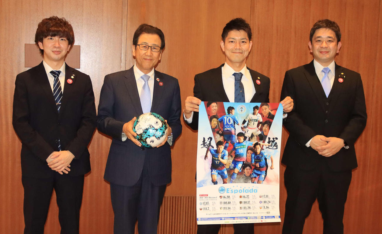 秋元札幌市長（左から2人目）を表敬訪問したエスポラーダ北海道の左から宮原副主将、1人おいて水上、金井監督（撮影・保坂果那）