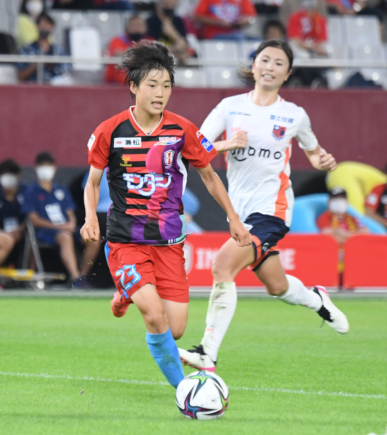 ドリブルで攻め込むINAC神戸浜野（2021年9月12日撮影）