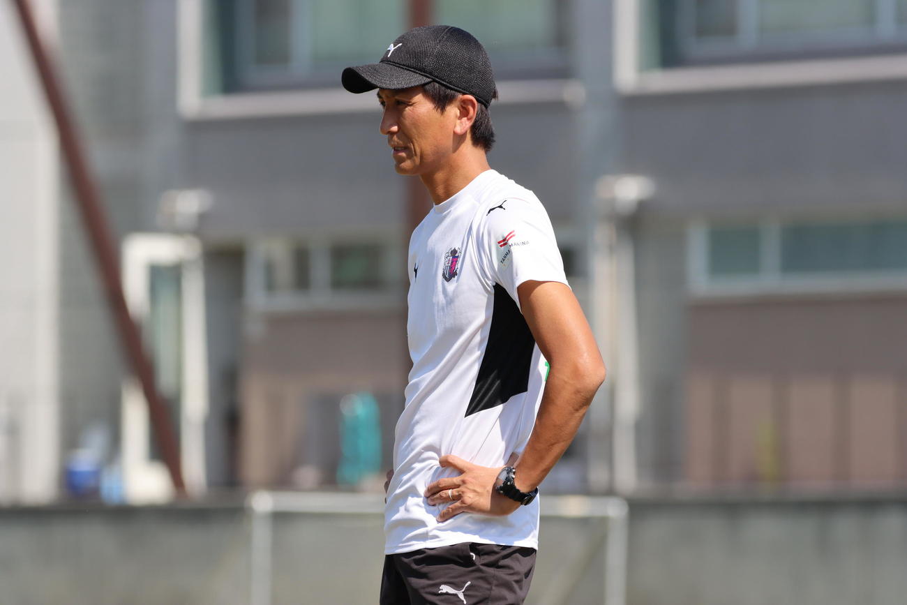 練習を指揮するC大阪小菊監督（C）CEREZO OSAKA