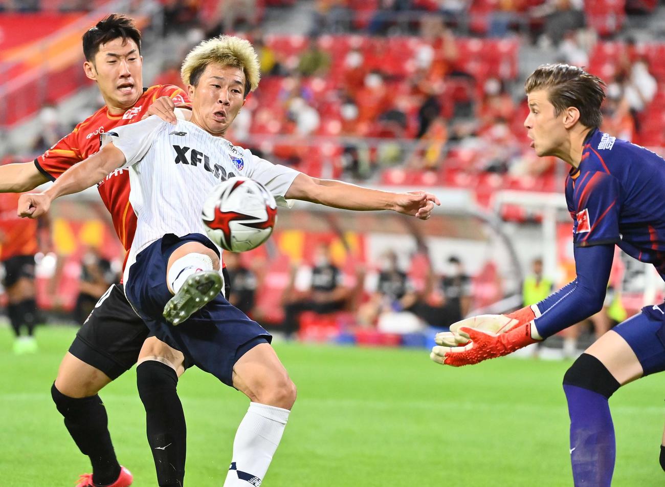 ルヴァン杯準決勝第1戦名古屋対東京　前半、東京永井（左から2人目）はシュートを放つも名古屋GKランゲラックに阻まれる（撮影・上田博志）