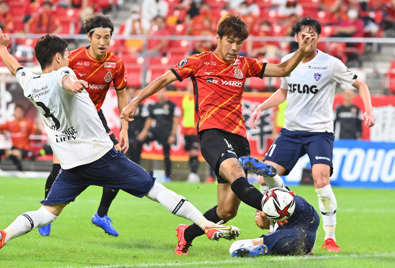ルヴァン杯準決勝第1戦名古屋対東京　後半、ゴールを決める名古屋木本（撮影・上田博志）