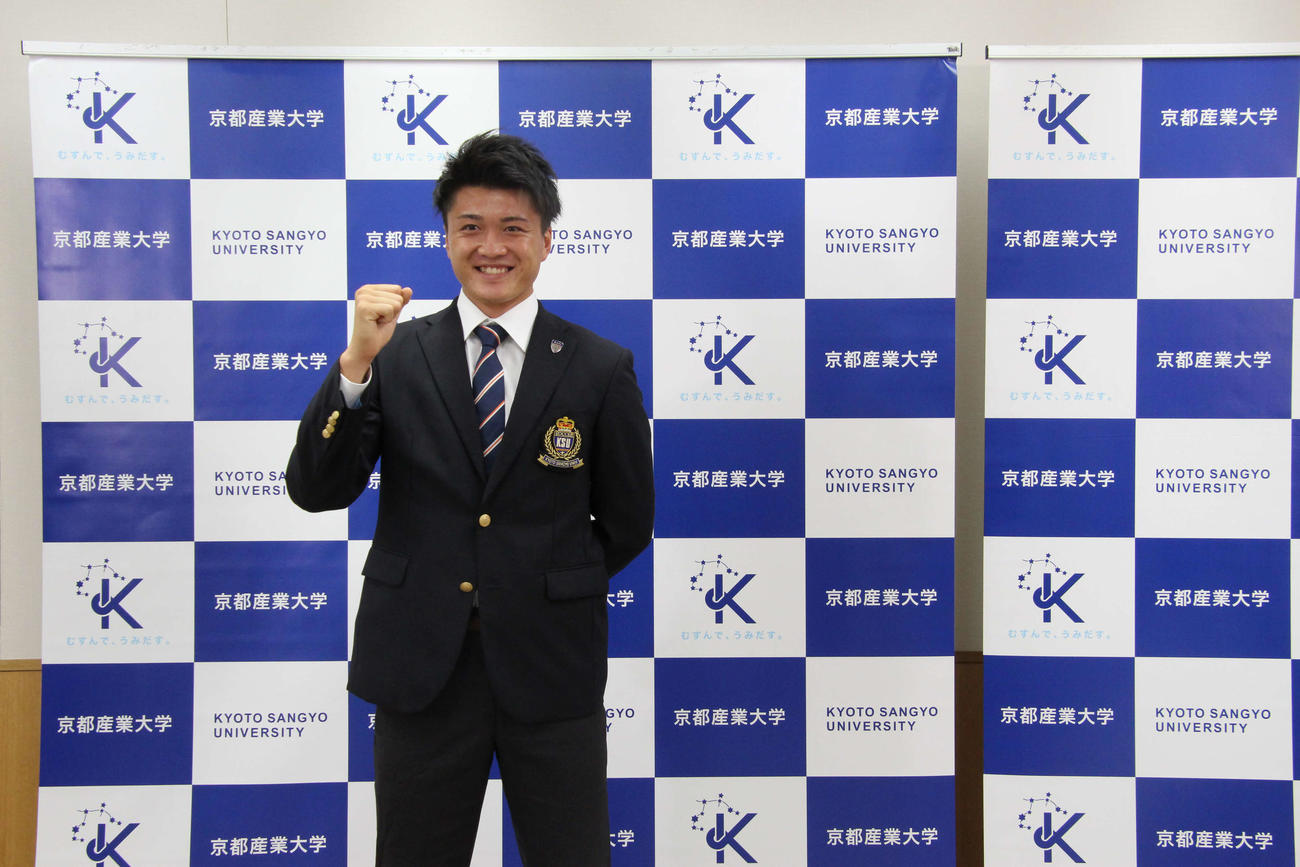 J1徳島入団内定記者会見でガッツポーズする田中颯