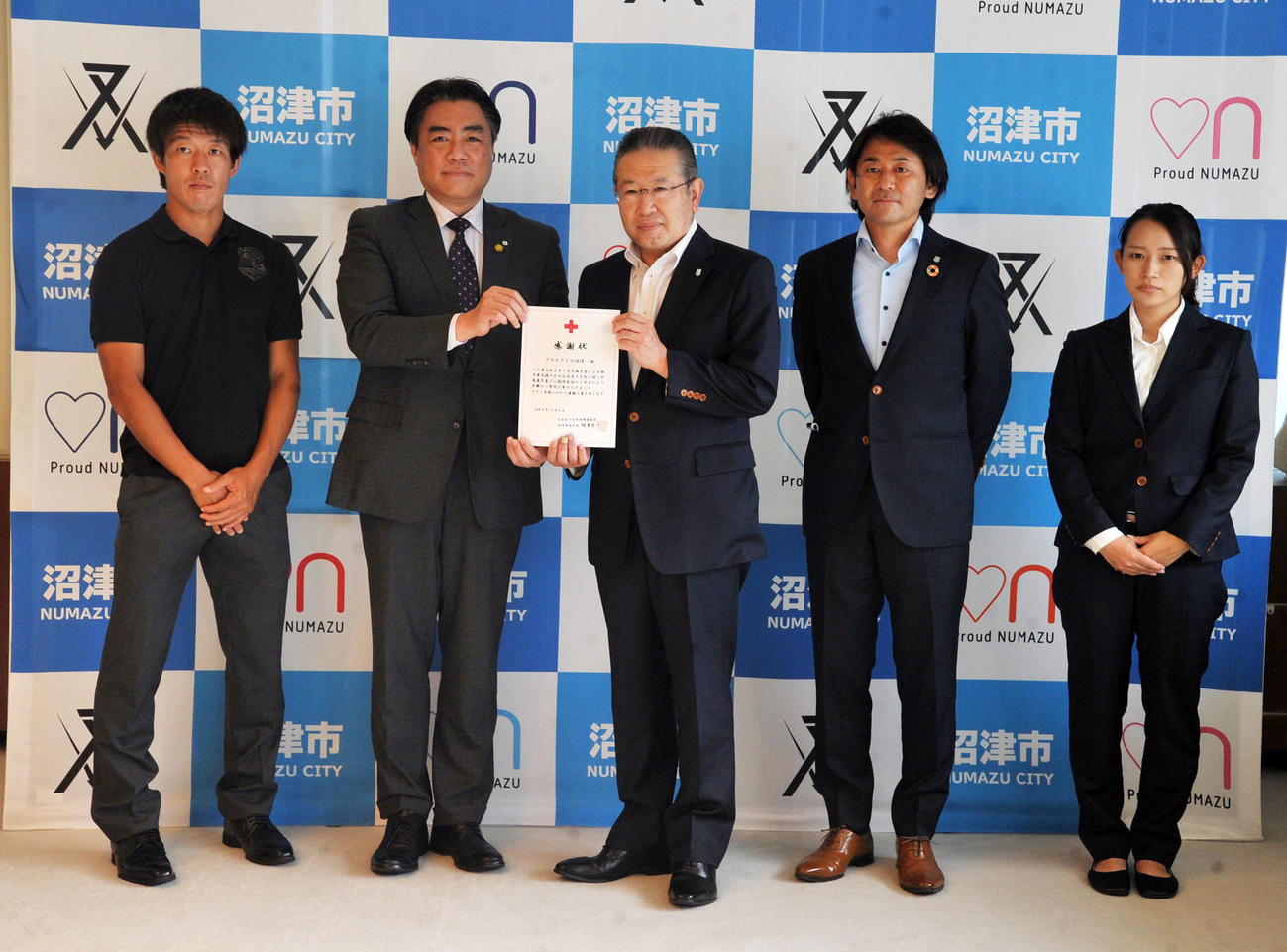 J3沼津義援金贈呈式　左から沼津MF菅井、沼津市の頼重市長、渡辺社長、山崎営業部長、金沢ホームタウン担当