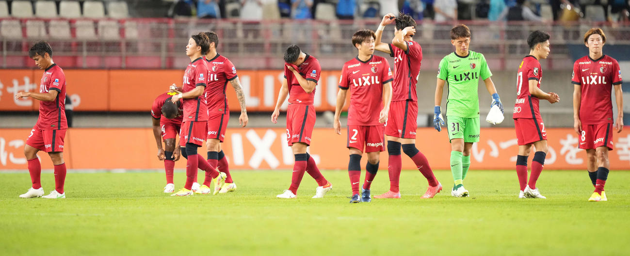 鹿島対横浜FC　横浜FCに敗れ肩を落とす鹿島イレブン（2021年10月2日撮影）