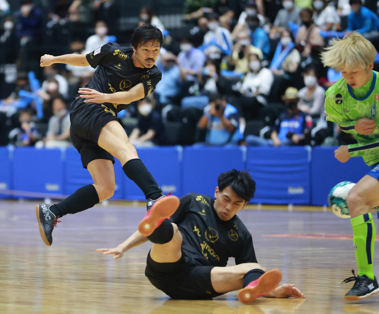 横浜対湘南　前半、シュートを放つ横浜松井（撮影・野上伸悟）