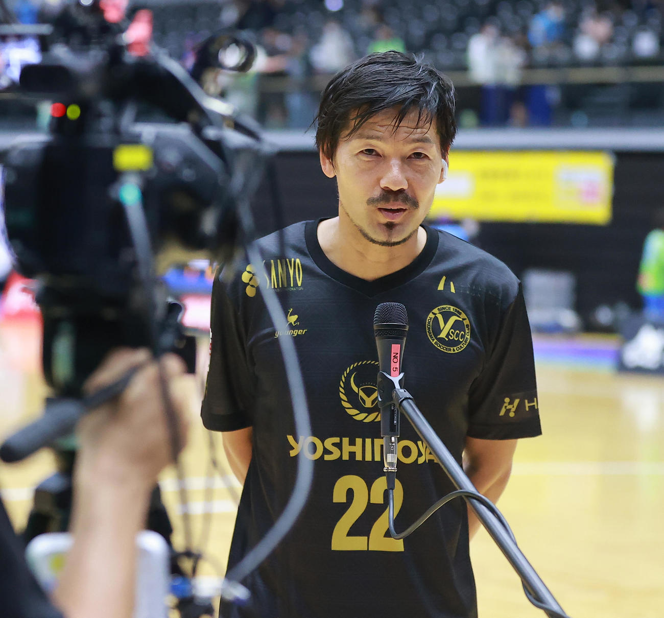 横浜対湘南　試合後にインタビューを受ける横浜松井（撮影・野上伸悟）
