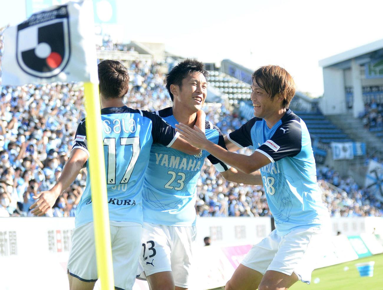前半16分に勝ち越しゴールを決め、笑顔を見せる磐田MF山本康（中央）